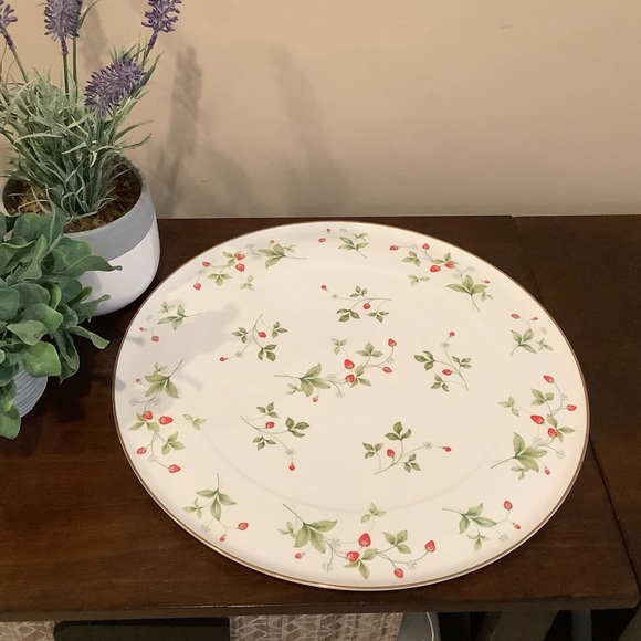 Christopher Stuart Strawberry Field Cake Plate 🍓 - Picture 1 of 7